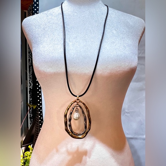 Ovals With Faux Pearl Necklace - Picture 5 of 10